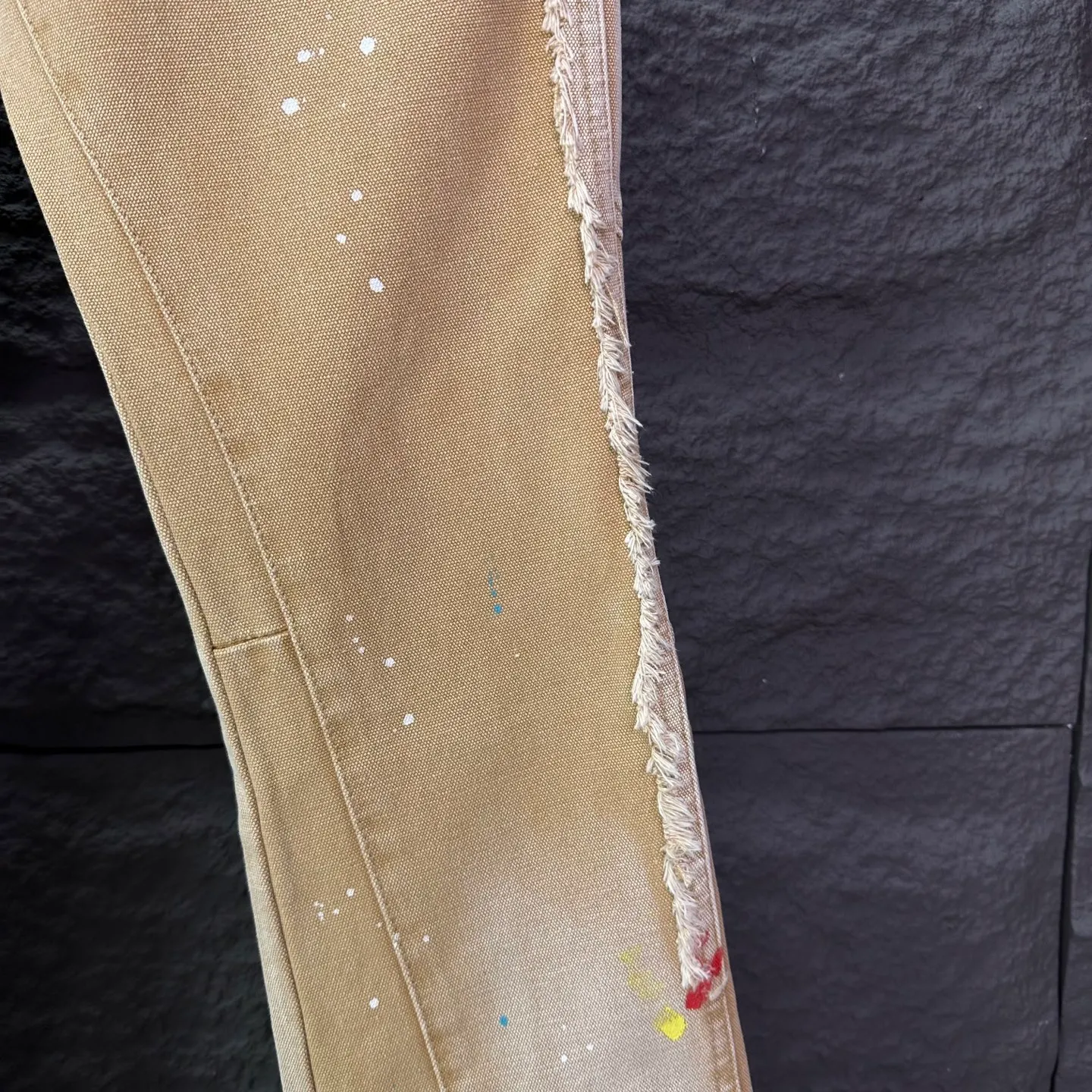 P250 GALLERY DEPT. & Croixin co-branded 2025 new splash-ink hand-painted splicing multi-pocket couple style loose washed micro-flared jeans 🔥High version🔥High version🔥 Top ceiling quality Styles with different washed textures are very friendly to people with thin legs and thick legs. The micro-flared version is very flattering. Moderate length that never goes out of style, easy to match with casually, basic styling for various styles, a must-have in the wardrobe! The fabric is stiff but also makes the upper body soft without losing texture. The washing process is even more perfect. It is a must-have item for everyone! ! ! Washed wheat, hang tag, pants label, complete with three labels Color: khaki Size: 28, 30, 32, 34, 36 (five sizes)